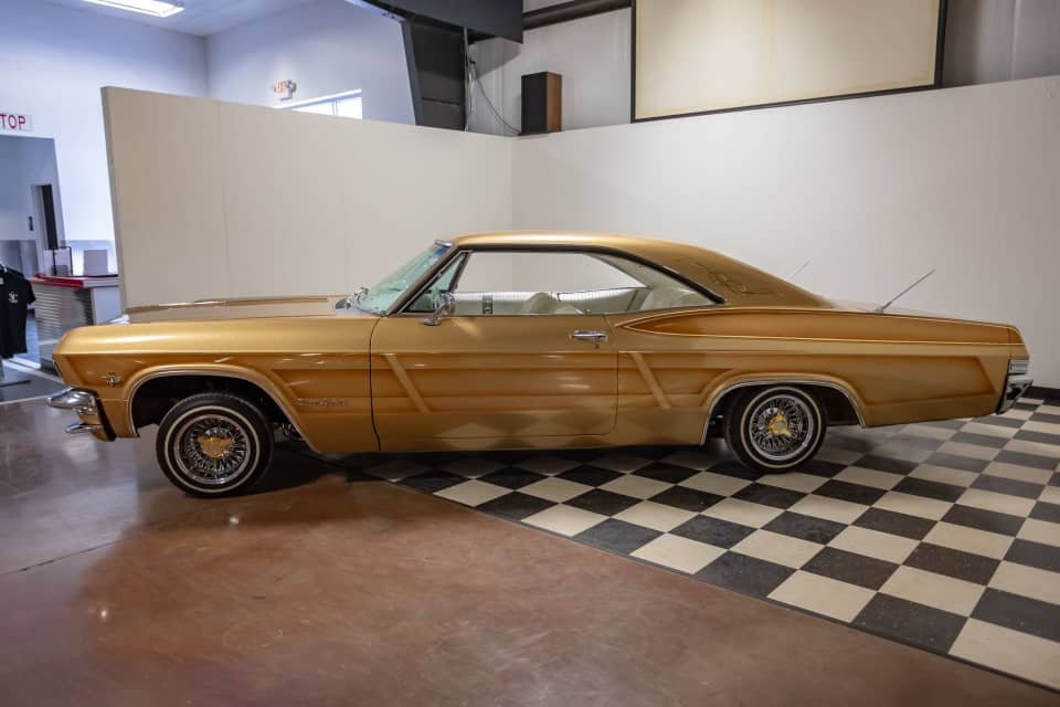 1965 Chevrolet impala - Image 3